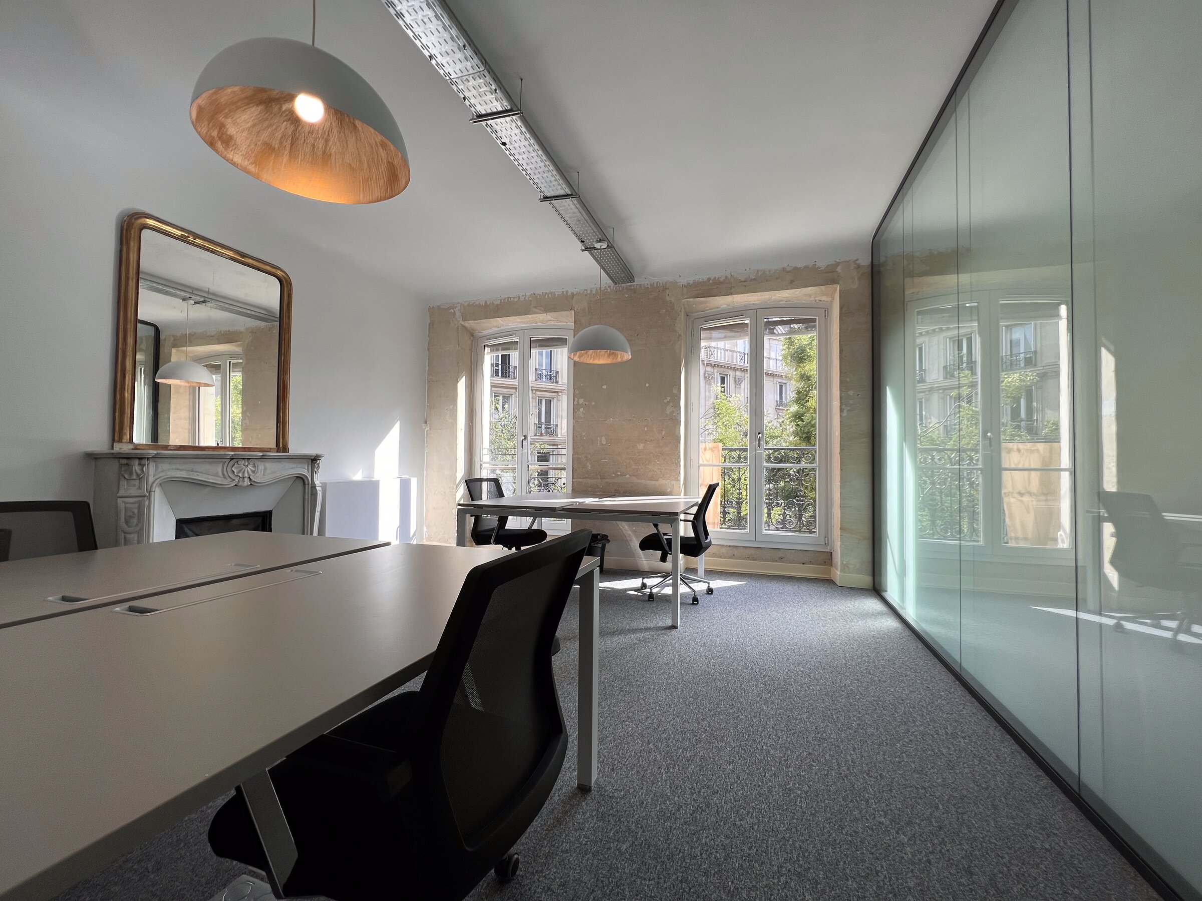 Bureau privé avec cheminée et miroir