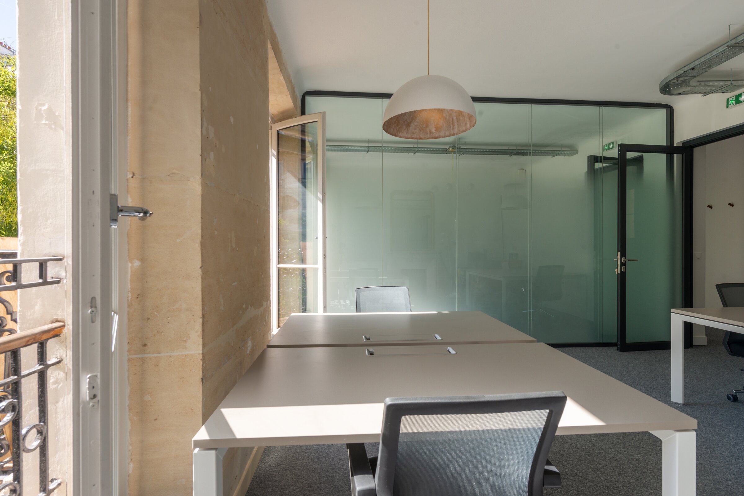 Poste de travail face au balcon, cloison vitrée