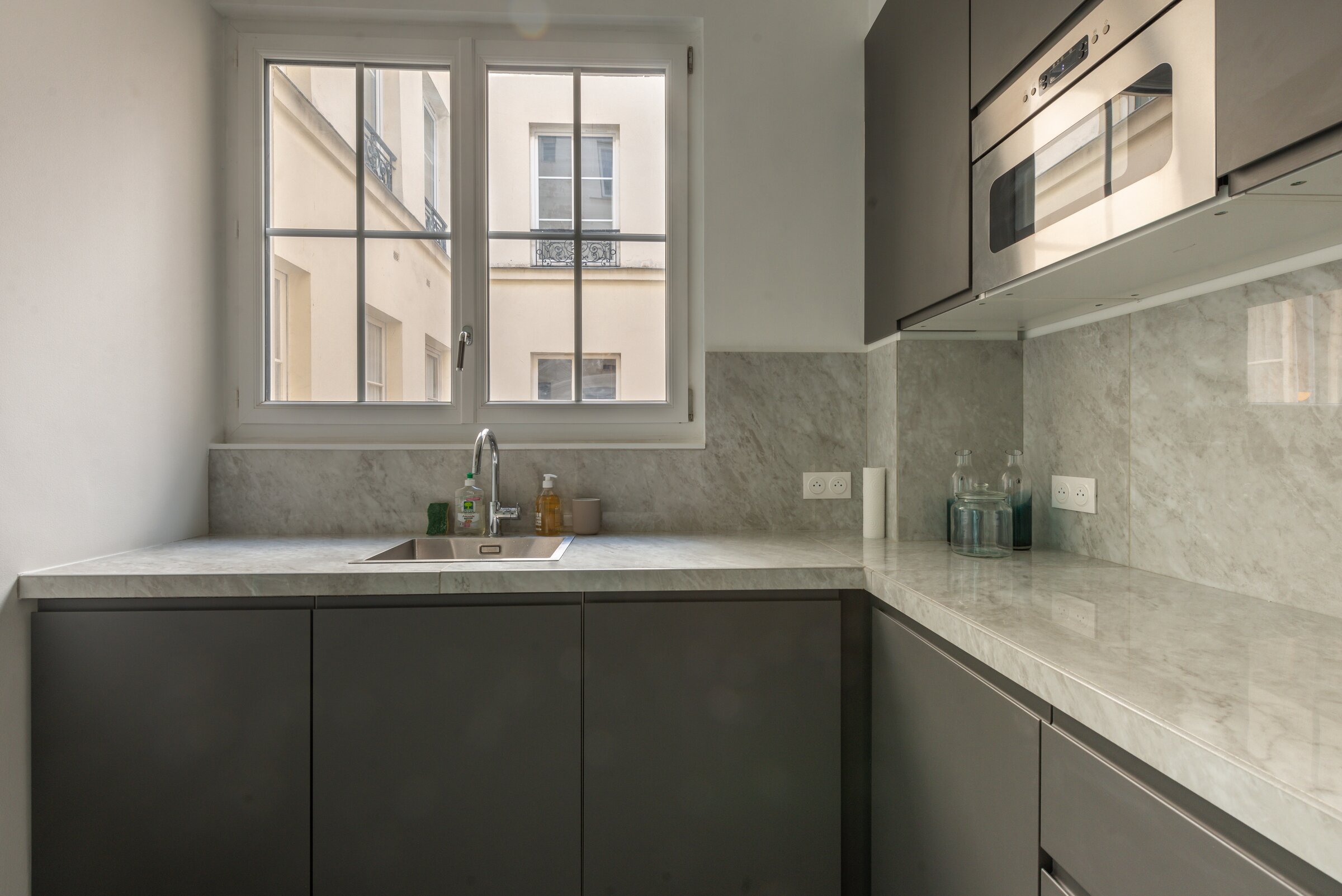 Cuisine équipée avec marbre et frigo américain