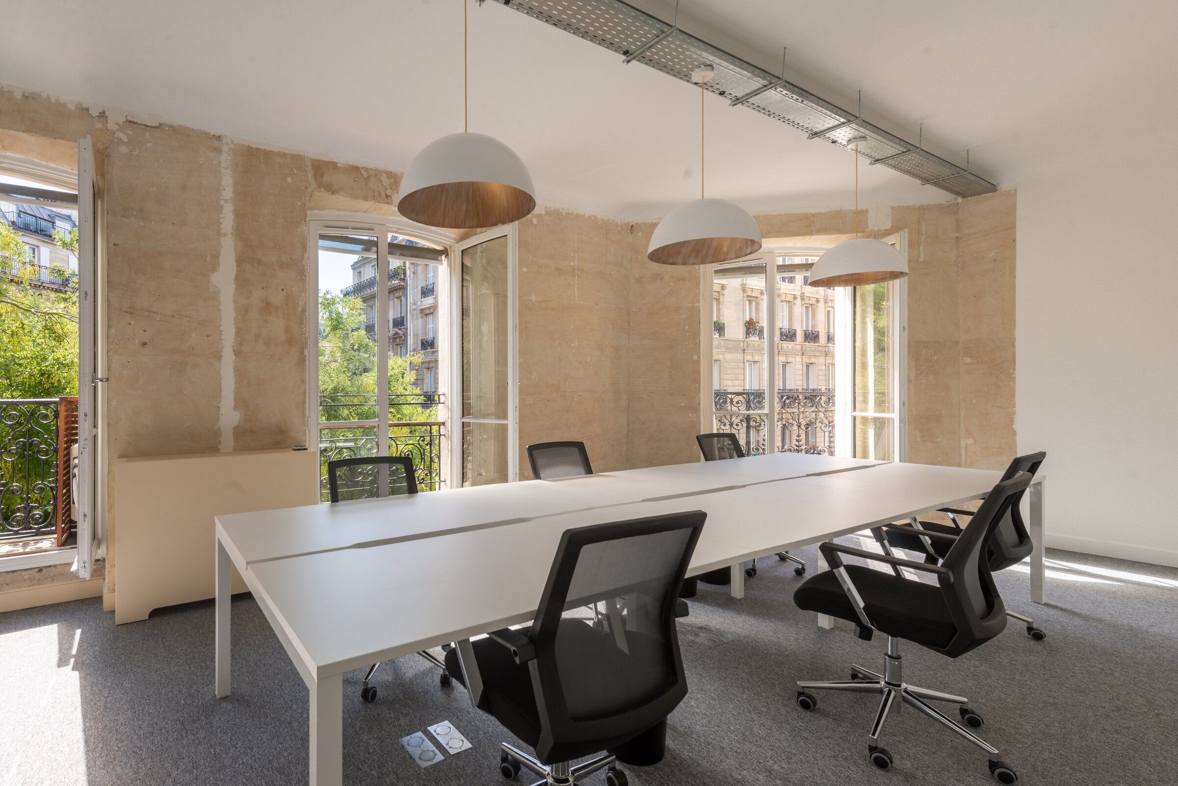 Open-space, mur en pierre apparente